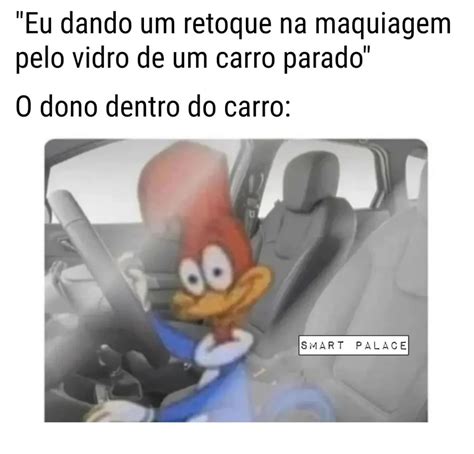 Eu Dando Um Retoque Na Maquiagem Pelo Vidro De Um Carro Parado O