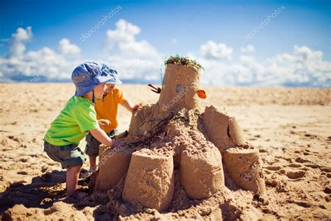 Dos Chicos Construyendo Un Gran Castillo De Arena En La Playa — Foto De