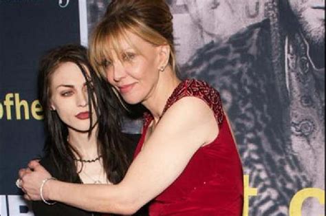 Se Cas Frances Bean La Hija De Kurt Cobain Y No Invit A Su Mam