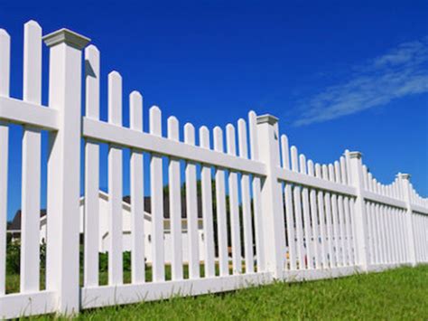 The Pros And Cons Of A Vinyl Vs Aluminum Fence Florida State Fence