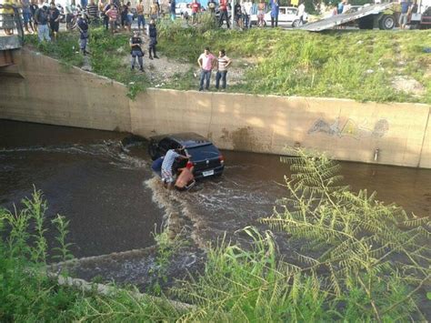 G1 Carro capota e cai em igarapé na Avenida Brasil em Manaus