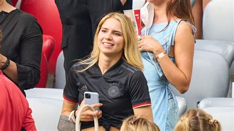 Manuel Neuer Und Seine Anika Gehen Auf Abstand Bei Event