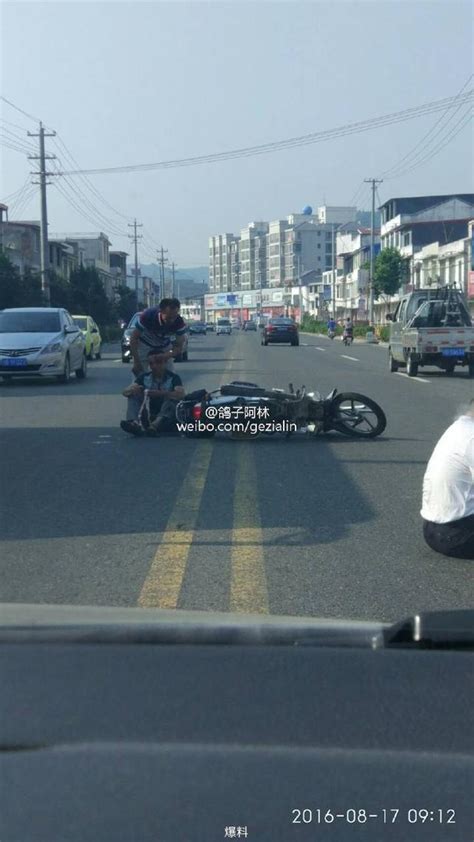 網曝綿陽一電瓶車與汽車相撞 司機受傷倒地 每日頭條