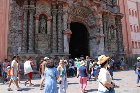 Fieles Recorrieron Las 7 Iglesias Por Jueves Santo Bajo El Intenso Sol En El Centro De Lima