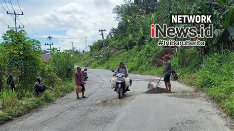 Menahun Dibiarkan Rusak Warga Lebong Swadaya Perbaiki Jalan Milik