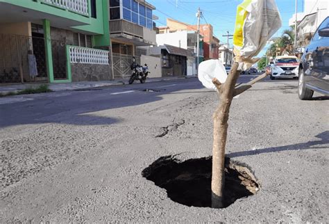 Vecinos Del Centro De Veracruz Alertan Sobre Socavones Y Baches