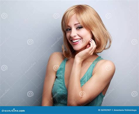 Gelukkige Glimlachende Toevallige Blonde Vrouw Met Kort Haar Stock Afbeelding Image Of