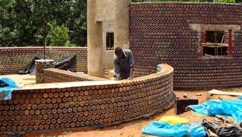 Construyen En Nigeria Casas Ecológicas Con Botellas Y Barro Hazte Eco