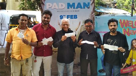 Public Pose With Sanitary Pads After Watching Padman Akshay Kumar