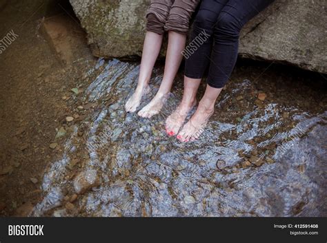 Mother Daughter Feet Telegraph