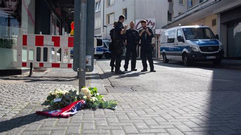 W Hrend T Dlichem Messerangriff In Solingen Eheleute Bieten Menschen