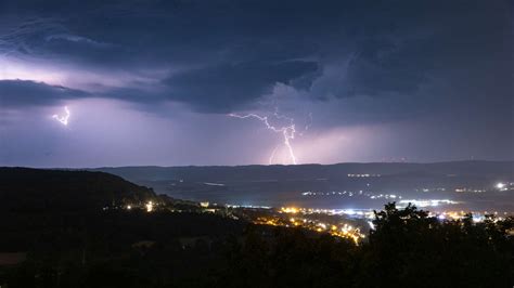 Schweres Unwetter Trifft M Nchen Baum Kracht Auf Auto Zahlreiche