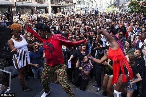 Twerking World Record Broken In Nyc By 358 Peopleincluding A 73 Yea World Records Twerk