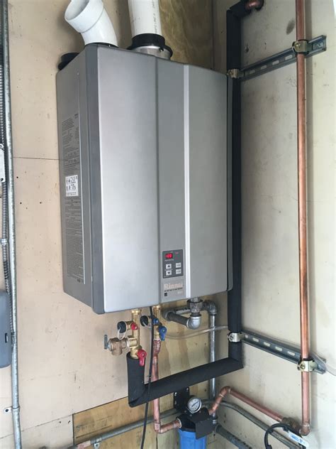 Rinnai RUC98IN RUC98 6 3 GPM At 60 F Rise 0 95 EF Gas Tankless