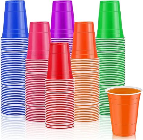 Vasos de plástico de colores para fiestas una opción divertida y