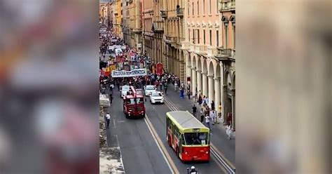 Strage Di Bologna La Partenza Del Corteo Con Lo Storico Bus 37 In