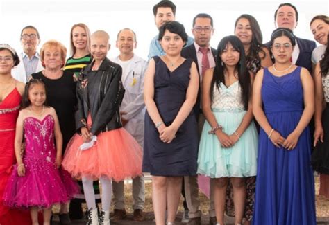 Cumplen sueño a quinceañeras con cáncer celebran fiesta en hospital