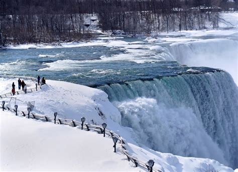 L IMAGE Les chutes du Niagara à moitié gelées par la vague de froid