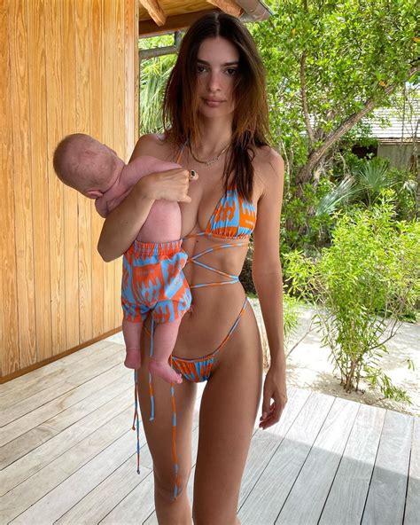 Pose Pakai Bikini Foto Emily Ratajkowski Ini Kena Kritik