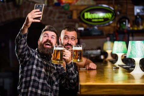 Homem Na Cerveja Bebendo Da Barra Uma Comunica O Em Linha Smartphone