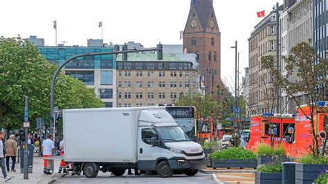 Jungfernstieg Hamburg Lkw Fahrer will zurücksetzen und übersieht