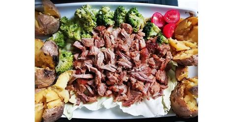 Дърпано свинско с картофи и броколи