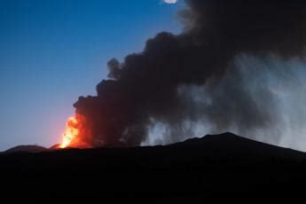 Etna Oggi Nuova Eruzione Fontana Di Lava E Violenti Boati Cosenza