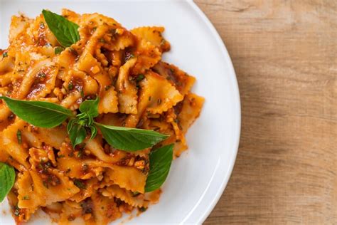 Premium Photo Farfalle Pasta With Basil And Garlic In Tomato Sauce