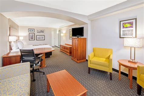 La Quinta Inn & Suites by Wyndham San Antonio Airport | San Antonio, TX ...