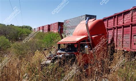 Trailero intenta ganarle el paso al tren en Pénjamo se salvó de