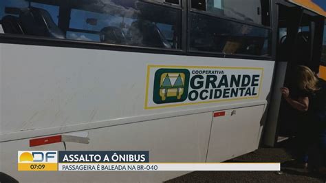 Mulher é baleada em assalto a ônibus na BR 040 Bom Dia DF G1