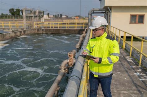 Ing Nieurs Environnementaux Travaillent Dans Des Usines De Traitement