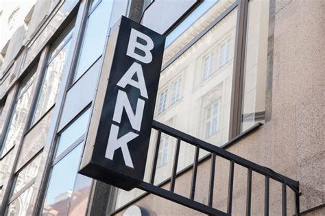 Signo De Banco Y Ventana En La Fachada Del Edificio Foto Premium