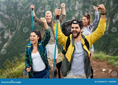 Grupo De Amigos Felices Con Mochilas Haciendo Senderismo Juntos Foto De