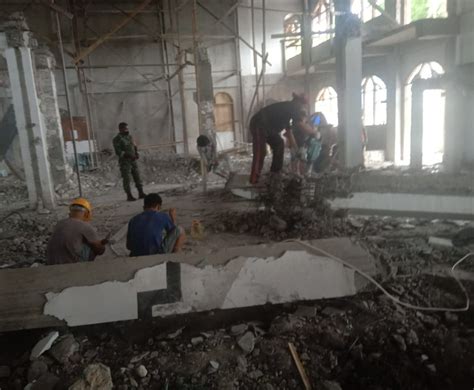 Warga Dan Babinsa Waropen Bawah Gotong Royong Renovasi Bangunan Gereja