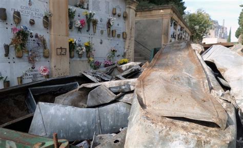 I Resti Delle Tombe A Vista Orrore Al Cimitero Dei Rotoli Palermo