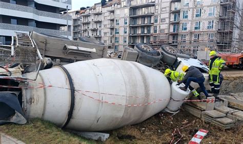 Akcja podniesienia betoniarki na wrocławskim Jagodnie Olbrzymie dźwigi