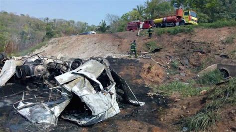 Carreta destruída por incêndio na Serra de São Vicente foto