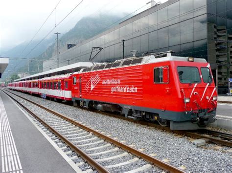 MGB Zahnrad E Lok HGe 4 4 1 Vor Einem Regio Im Bahnhof Von Visp Am 01