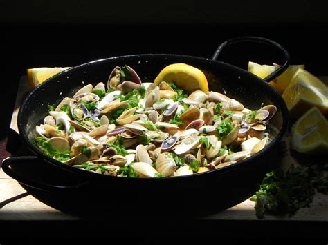 Cockles with Garlic, Parsley and Wine | Coquinas a la Marinera