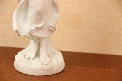 Proantic Statuette Jeune Femme Portant Un Fagot Biscuit De Porcela