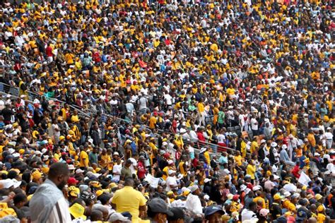 Crowds Pack the FNB Stadium for the Soweto Derby - Kaizer Chiefs Verses ...