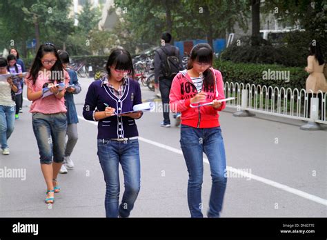 Chicas Adolescentes Chinas Fotografías E Imágenes De Alta Resolución