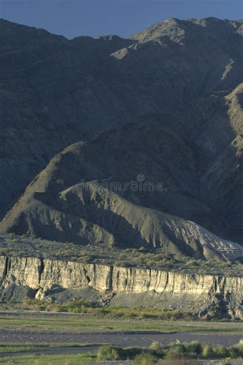 Paisaje Con Campos Verdes Arbustos Fondo De La Cordillera De Los Andes