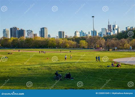 Downtown Toronto Cityscape Skyline View Riverdale Park East People