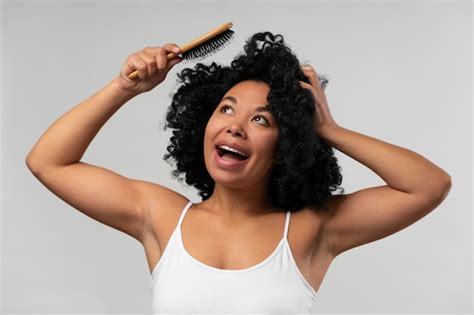 Retrato De Uma Jovem Mulher Bonita Escova De Cabelo Foto Gr Tis