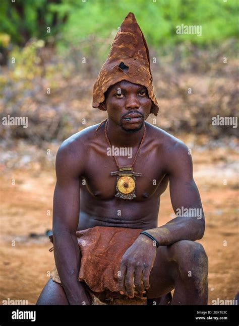 Miembro De La Tribu Africana Himba Tradicionalmente Vestido En Opuwo