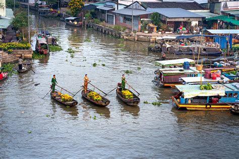 Adegan Jual Beli Barang Di Pasar Terapung Dengan Perahu Ramai Membawa