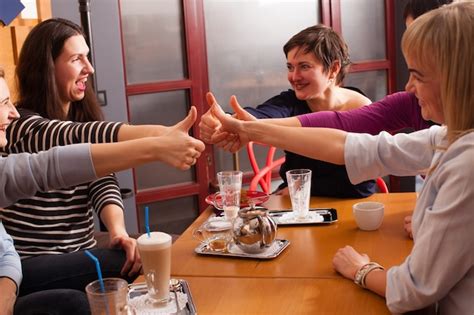 Equipo De Mujeres Reunidas En Una Reuni N Corporativa En Un Caf Foto