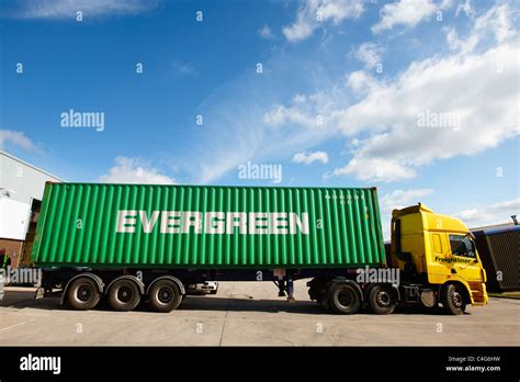 Evergreen Hgv Lorry Container Fotos Und Bildmaterial In Hoher